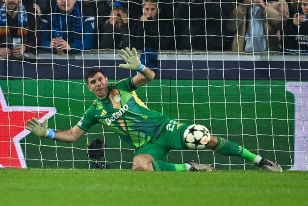 241106 Champions League Day 4 Club Brugge vs Aston Villa goalkeeper Emiliano Martinez (23) of Aston Villa concedes the 1-0 goal on penalty during a soccer game between Belgian Club Brugge KV and English Aston Villa in the UEFA Champions League League Phase day 4 of the 2024-25 season, on Wednesday 6 November 2024 in Brugge , Belgium . PHOTO SPORTPIX David Catry BRUGGE BELGIUM  Copyright: xx 485300