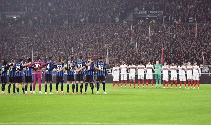 06.11.2024, xhbx, Fussball UEFA Champions League, VfB Stuttgart - Atalanta Bergamo emspor, v.l. Schweigeminute für die Opfer in Valencia (DFL DFB REGULATIONS PROHIBIT ANY USE OF PHOTOGRAPHS as IMAGE SEQUENCES and or QUASI-VIDEO) Stuttgart