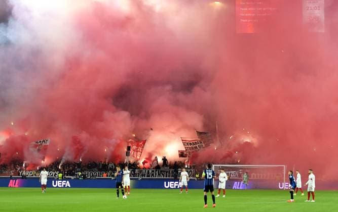 06.11.2024, xhbx, Fussball UEFA Champions League, VfB Stuttgart - Atalanta Bergamo emspor, v.l. Fans, Schals, Fahnen, Rauch, Bengalos, Banner von VfB Stuttgart (DFL DFB REGULATIONS PROHIBIT ANY USE OF PHOTOGRAPHS as IMAGE SEQUENCES and or QUASI-VIDEO) Stuttgart