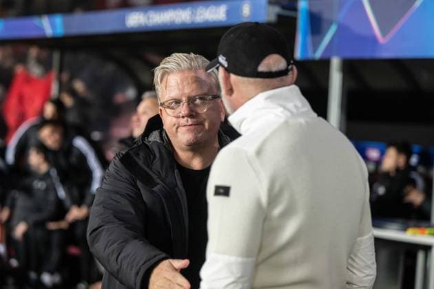 Lars Friis say hello Eric Roy during UEFA Champions league match, AC Sparta Prague - Stade Brest , 06. november 2024, Epet Arena, Prague, Czech republic Copyright: xMICHALxFAJT,ZOSPORTU.SKx FAJ_4703