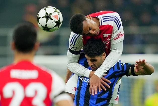 Sport Bilder des Tages Arsenal s Gabriel fight for the ball with Inter Milan s Mehdi Taremi during the Uefa Champions League soccer match between Inter and Arsenal a at the San Siro Stadium in Milan, north Italy - Wednesday , November 6 , 2024. - Soccer .  Copyright: xSpada LaPressex