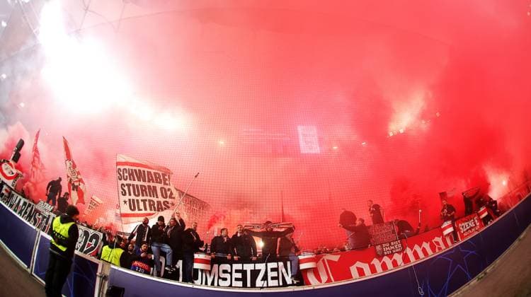 06.11.2024, Deutschland, Stuttgart, Fußball Champions League, VfB Stuttgart vs. Atalanta Bergamo, VfB Fans zünden Pyro