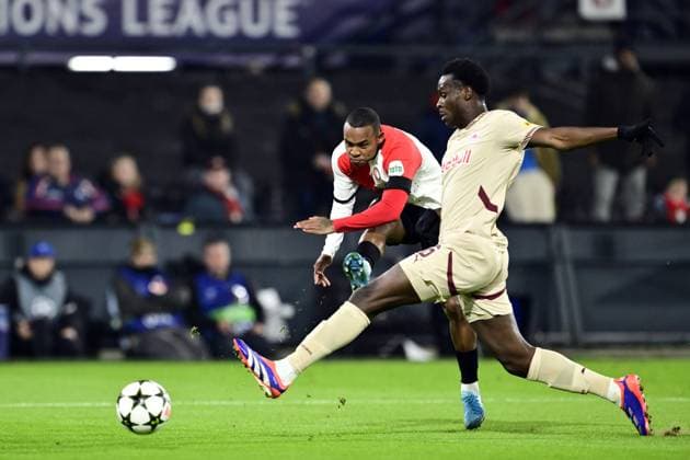 ROTTERDAM - (l-r) Igor Paixao of Feyenoord, Samson Baidoo of FC RB Salzburg during the UEFA Champions League match between Feyenoord Rotterdam and FC RB Salzburg at Feyenoord Stadium de Kuip on Nov. 6, 2024 in Rotterdam, Netherlands. ANP OLAF KRAAK UEFA Champions League 2024 25 League Phase MD4 2024 25 xVIxANPxSportx xxANPxIVx 512845016 originalFilename: 512845016.jpg