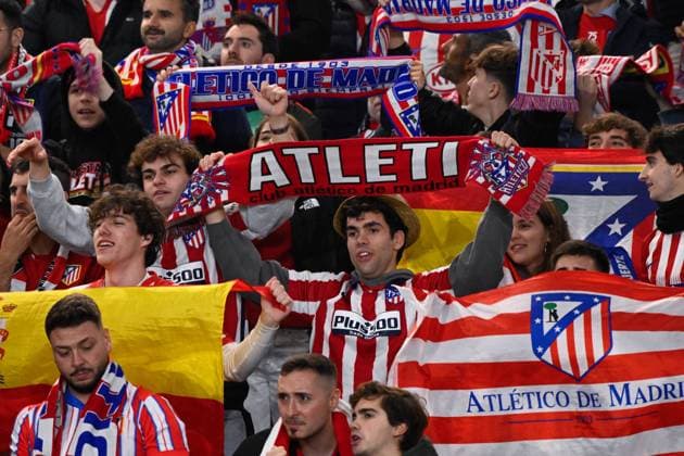 Fans of Atletico de Madrid during the UEFA Champions League match between Paris Saint Germain and Atletico de Madrid at Parc Des Princes on November 06, 2024 in Paris, France. ( Photo by federico pestellini panoramic ) - FOOTBALL : PSG vs Atletico de Madrid - Ligue des Champions - 06 11 2024 FedericoPestellini Panoramic 