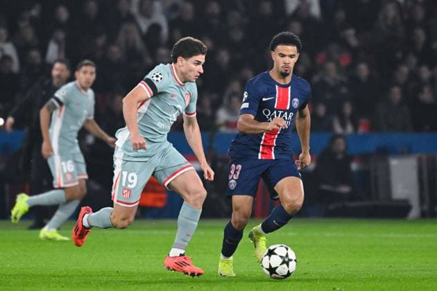 Julian Alvarez ( 19 - Atletico de Madrid ) and Warren ZAIRE EMERY ( 33 - PSG ) during the UEFA Champions League match between Paris Saint Germain and Atletico de Madrid at Parc Des Princes on November 06, 2024 in Paris, France. ( Photo by federico pestellini panoramic ) - FOOTBALL : PSG vs Atletico de Madrid - Ligue des Champions - 06 11 2024 FedericoPestellini Panoramic 