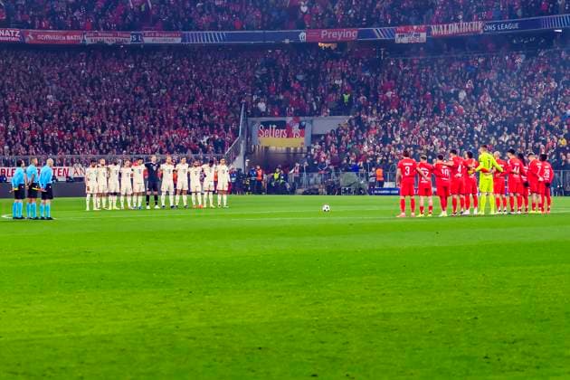 GER, UEFA CL, FC Bayern Muenchen (GER) vs Benfica Lissabon (PRT) 06.11.2024, Allianz Arena, Muenchen, GER, UEFA CL, FC Bayern Muenchen (GER) vs Benfica Lissabon (PRT), UEFA regulations prohibit any use of photographs as image sequences and or quasi-video, im Bild Schweigeminute für die Flutopfer in Valenzia vor dem Spiel