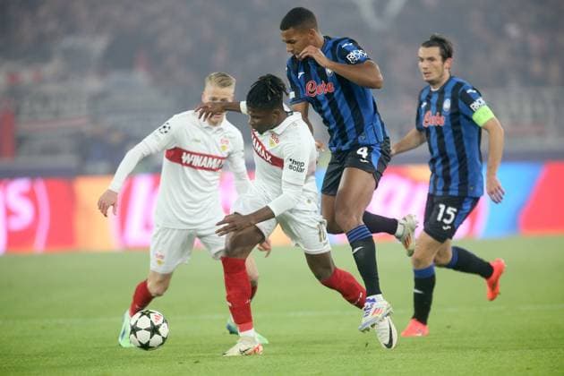 V.li. El Bilal Toure (VfB) , Isak Hien (Atalanta) , Marten de Roon (Atalanta) . Fussball: Champions League : Saison 24 25: VfB Stuttgart - Atalanta Bergamo, Fussball Bundesliga, 06.11.2024.