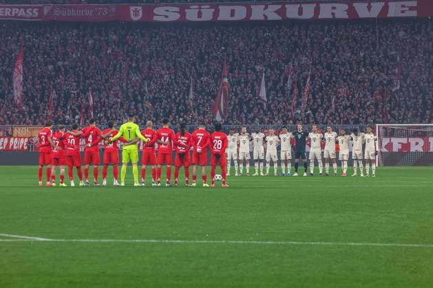 München, Alianz Arena UEFA Champions League 2024 25 am 6.11.2024 Spieltag 4 FC Bayern München - SL Benfica v.l., Schweigerminute vor dem Spiel (DFL DFB REGULATIONS PROHIBIT ANY USE OF PHOTOGRAPHS as IMAGE SEQUENCES and or QUASI-VIDEO) Copyright: JoaquimxFerreira