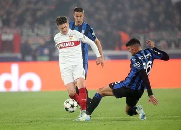 V.li. Angelos Stiller (VfB) , Raoul Bellanova (Atalanta) . Fussball: Champions League : Saison 24 25: VfB Stuttgart - Atalanta Bergamo, Fussball Bundesliga, 06.11.2024.