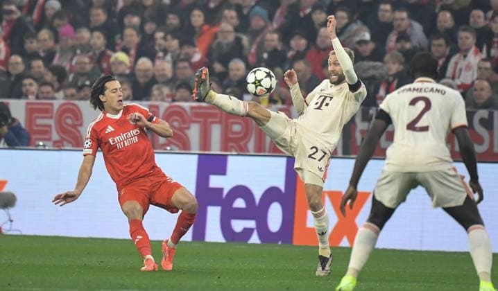 06.11.2024, xemx, Fussball UEFA Champions League, FC Bayern Muenchen - Benfica Lissabon emspor, v.l. Alvaro Carreras (Benfica Lissabon), Konrad Laimer (FC Bayern Muenchen) Zweikampf, Aktion, action, battle for the ball (DFL DFB REGULATIONS PROHIBIT ANY USE OF PHOTOGRAPHS as IMAGE SEQUENCES and or QUASI-VIDEO) Muenchen