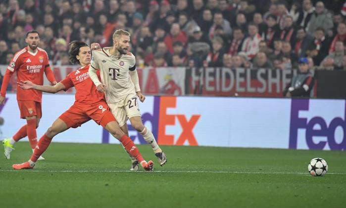 06.11.2024, xemx, Fussball UEFA Champions League, FC Bayern Muenchen - Benfica Lissabon emspor, v.l. Alvaro Carreras (Benfica Lissabon), Konrad Laimer (FC Bayern Muenchen) Zweikampf, Aktion, action, battle for the ball (DFL DFB REGULATIONS PROHIBIT ANY USE OF PHOTOGRAPHS as IMAGE SEQUENCES and or QUASI-VIDEO) Muenchen