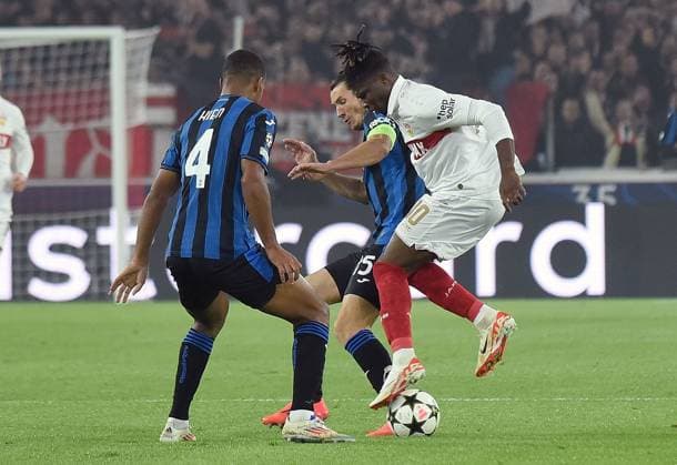 06.11.2024, xhbx, Fussball UEFA Champions League, VfB Stuttgart - Atalanta Bergamo emspor, v.l. Isak Hien (Atalanta Bergamo), Marten de Roon (Atalanta Bergamo), El Bilal Toure (VfB Stuttgart) (DFL DFB REGULATIONS PROHIBIT ANY USE OF PHOTOGRAPHS as IMAGE SEQUENCES and or QUASI-VIDEO) Stuttgart
