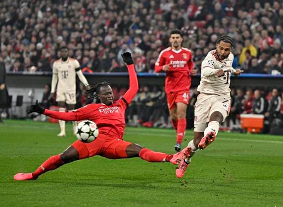 06.11.2024, Fussball UEFA Championsleague 2024 2025: 4.Spieltag, FC Bayern München - Benfica Lissabon, in der Allianz-Arena München. v.l. Issa Kabore (Benfica Lissabon) gegen Serge Gnabry (FC Bayern München)