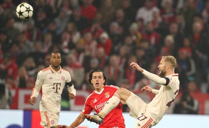 Carreras - Laimer , UEFA Champions League FC Bayern München-Benfica Lissabon, Fußball in der Allianz Arena Stadion , München , Bayern, Deutschland . November 06, 2024 . Photo by: Davide Elias Ipa Photo Pressefoto DENL Copyright: xDavidexEliasx