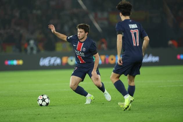PSG - ATLETICO PHOTOPQR LE PARISIEN Le Parisien Arnaud Journois ; PARIS ; 06 11 2024 ; FOOTBALL , LIGUE DES CHAMPIONS UEFA , PHASE DE LIGUE , 4E JOURNEE , 06 11 2024 , PARIS , PARC DES PRINCES PARIS SG - ATLETICO MADRID PHOTO LE PARISIEN ARNAUD JOURNOIS Joao Neves et Vitinha (vue de dos) PARIS France  Copyright: xPHOTOPQR LExPARISIEN MAXPPPxLexParisienx xArnaudxJournoisx 20241106LPA2341 20241106LPA2341