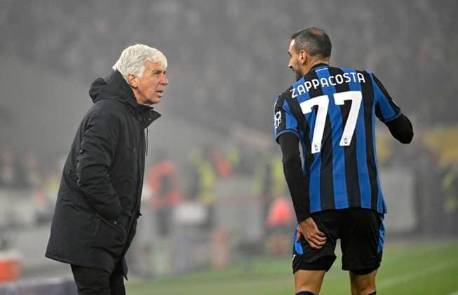 Davide Zappacosta Atalanta BC Bergamo (77) informiert Trainer Coach Gian Piero Gasperini Atalanta BC Bergamo dass Sead Kolasinac Atalanta BC Bergamo (23) verletzt Verletzung vom Platz muss Gestik Geste Champions League VfB Stuttgart vs Atalanta BC Bergamo 05.11.2024 DFL REGULATIONS PROHIBIT ANY USE OF PHOTOGRAPHS AS IMAGE SEQUENCES AND OR QUASI-VIDEO Champions League VfB Stuttgart vs Atalanta BC Bergamo