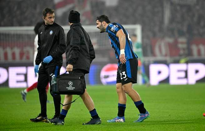Sead Kolasinac Atalanta BC Bergamo (23) muss verletzt Verletzung vom Platz Champions League VfB Stuttgart vs Atalanta BC Bergamo 05.11.2024 DFL REGULATIONS PROHIBIT ANY USE OF PHOTOGRAPHS AS IMAGE SEQUENCES AND OR QUASI-VIDEO Champions League VfB Stuttgart vs Atalanta BC Bergamo