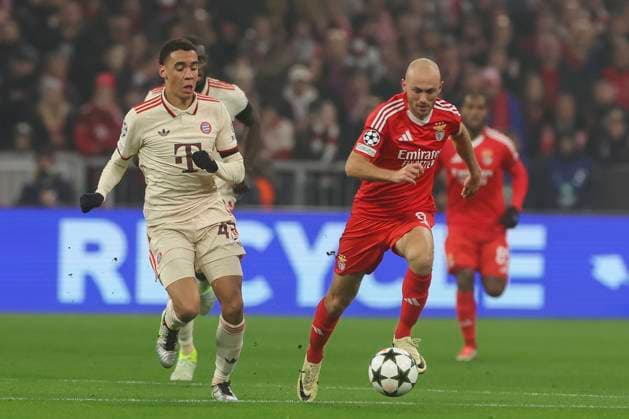 Jamal Musiala (FC Bayern Muenchen) und Fredrik Aursnes (SL Benfica) kaempfen um den Ball, UEFA Champions League 2024 25 League Phase MD4, FC Bayern München v SL Benfica, Allianz Arena am 06. November 2024 in München, Deutschland. (Foto von Marco Steinbrenner DeFodi Images) Jamal Musiala (FC Bayern Muenchen) und Fredrik Aursnes (SL Benfica) battle for the ball, UEFA Champions League 2024 25 League Phase MD4, FC Bayern München v SL Benfica, Allianz Arena, November 6, 2024 in Munich, Germany. (Photo by Marco Steinbrenner DeFodi Images) not used in POL SRB CRO FRA GBR NED ITA USA Defodi-700_muenchen_lissabon_20241106_026