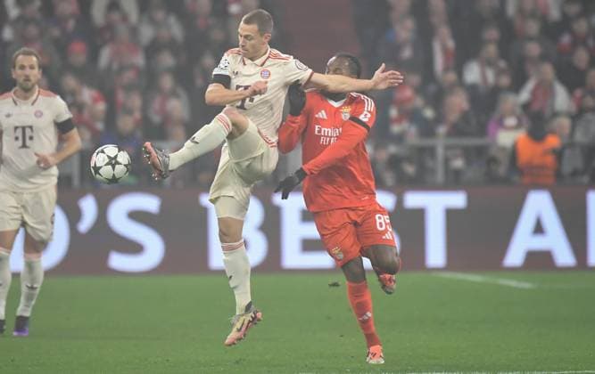 06.11.2024, xemx, Fussball UEFA Champions League, FC Bayern Muenchen - Benfica Lissabon emspor, v.l. Joshua Kimmich (FC Bayern Muenchen), Renato Sanches (Benfica Lissabon) Zweikampf, Aktion, action, battle for the ball (DFL DFB REGULATIONS PROHIBIT ANY USE OF PHOTOGRAPHS as IMAGE SEQUENCES and or QUASI-VIDEO) Muenchen