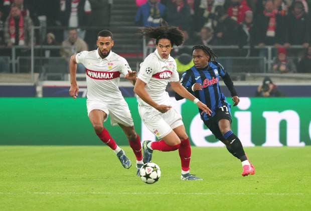 06.11.2024, Deutschland, Stuttgart, Fußball Champions League, VfB Stuttgart vs. Atalanta Bergamo, v.l. Josha Vagnoman (VfB), Anrie Chase (VfB), Ademola Lookman (Bergamo)