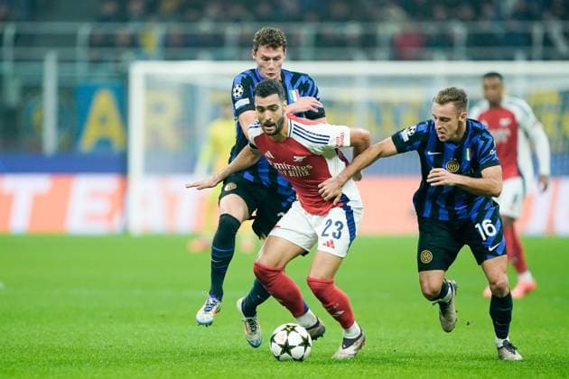 Milano Italy, November 6th 2024: Benjamin Pavard (28 Inter) and Davide Frattesi (16 Inter) defend against Mikel Merino (23 Arsenal) during the UEFA Champions League football match between FC Internazionale and Arsenal FC at San Siro in Milano, Italy. (Daniela Porcelli SPP) Copyright: xDanielaxPorcellix xSPPx spp-en-DaPoSp-20241106-_DP27946