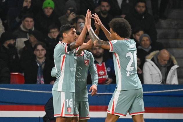 Nahuel Molina ( 16 - Atletico de Madrid ) celebrates with teammates during the UEFA Champions League match between Paris Saint Germain and Atletico de Madrid at Parc Des Princes on November 06, 2024 in Paris, France. ( Photo by federico pestellini panoramic ) - FOOTBALL : PSG vs Atletico de Madrid - Ligue des Champions - 06 11 2024 FedericoPestellini Panoramic 