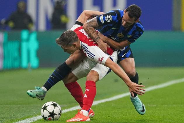 Leandro Trossard of Arsenal battles Inter Milan v Arsenal, UEFA Champions League, Group Stage, Football, San Siro Stadium, Milan, Italy - 06 Nov 2024 EDITORIAL USE ONLY No use with unauthorised audio, video, data, fixture lists, club league logos or live services. Online in-match use limited to 120 images, no video emulation. No use in betting, games or single club league player publications.  Copyright: xRemotePhotoPress Shutterstockx 14873845ag