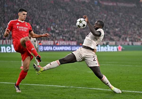 06.11.2024, Fussball UEFA Championsleague 2024 2025: 4.Spieltag, FC Bayern München - Benfica Lissabon, in der Allianz-Arena München. Dayot Upamecano (FC Bayern München) mit vollem Einsatz.