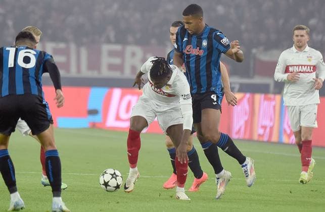 06.11.2024, xhbx, Fussball UEFA Champions League, VfB Stuttgart - Atalanta Bergamo emspor, v.l. El Bilal Toure (VfB Stuttgart), Isak Hien (Atalanta Bergamo) (DFL DFB REGULATIONS PROHIBIT ANY USE OF PHOTOGRAPHS as IMAGE SEQUENCES and or QUASI-VIDEO) Stuttgart