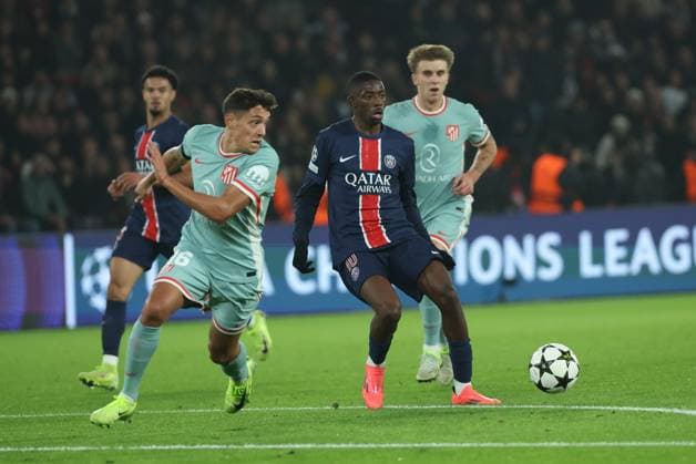 PSG - ATLETICO PHOTOPQR LE PARISIEN Le Parisien Arnaud Journois ; PARIS ; 06 11 2024 ; FOOTBALL , LIGUE DES CHAMPIONS UEFA , PHASE DE LIGUE , 4E JOURNEE , 06 11 2024 , PARIS , PARC DES PRINCES PARIS SG - ATLETICO MADRID PHOTO LE PARISIEN ARNAUD JOURNOIS Nahuel Molina et Ousmane Dembélé PARIS France  Copyright: xPHOTOPQR LExPARISIEN MAXPPPxLexParisienx xArnaudxJournoisx 20241106LPA2343 20241106LPA2343