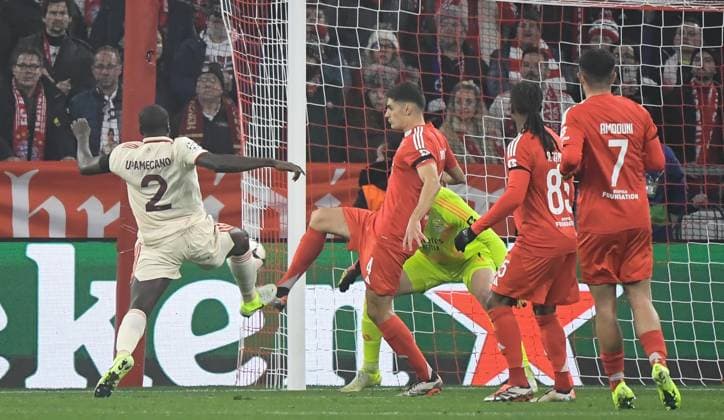 06.11.2024, xemx, Fussball UEFA Champions League, FC Bayern Muenchen - Benfica Lissabon emspor, v.l. Dayot Upamecano (FC Bayern Muenchen), Antonio Silva (Benfica Lissabon), Zweikampf, Aktion, action, battle for the ball (DFL DFB REGULATIONS PROHIBIT ANY USE OF PHOTOGRAPHS as IMAGE SEQUENCES and or QUASI-VIDEO) Muenchen