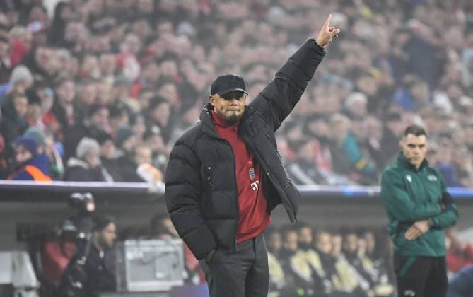 06.11.2024, xemx, Fussball UEFA Champions League, FC Bayern Muenchen - Benfica Lissabon emspor, v.l. Cheftrainer Vincent Kompany (FC Bayern Muenchen) gibt Anweisungen, gestikuliert mit den Armen, gesticulate, gives instructions (DFL DFB REGULATIONS PROHIBIT ANY USE OF PHOTOGRAPHS as IMAGE SEQUENCES and or QUASI-VIDEO) Muenchen