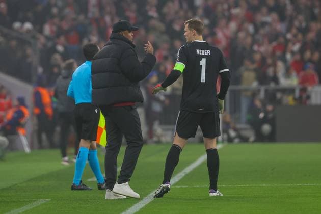 Manuel Neuer 1 (FC Bayern Muenchen) bekommt Anweisungen von Chef-Trainer Vincent Kompany (FC Bayern Muenchen), FC Bayern Muenchen vs. Benfica Lissabon, Champions League, Fussball, 4. Spieltag, 06.11.2024 Muenchen Bayern Deutschland