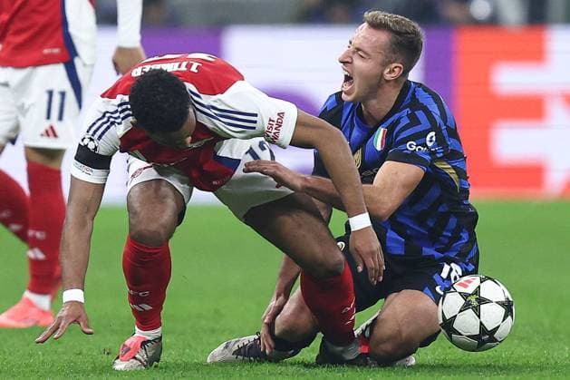 Davide Frattesi of Inter Milan is tackled by Jurrien Timber of Arsenal Inter Milan v Arsenal, UEFA Champions League, Group Stage, Football, San Siro Stadium, Milan, Italy - 06 Nov 2024 EDITORIAL USE ONLY No use with unauthorised audio, video, data, fixture lists, club league logos or live services. Online in-match use limited to 120 images, no video emulation. No use in betting, games or single club league player publications.  Copyright: xMarcoxCanienero Shutterstockx 14863816k