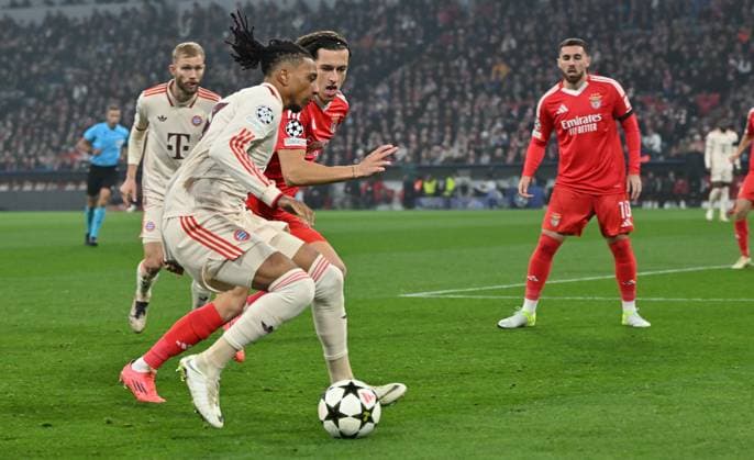 06.11.2024, xjrdrx, Fussball UEFA Champions League, FC Bayern Muenchen - Benfica Lissabon emspor, v.l. Michael Olise (FC Bayern Muenchen), Alvaro Carreras (Benfica Lissabon) (DFL DFB REGULATIONS PROHIBIT ANY USE OF PHOTOGRAPHS as IMAGE SEQUENCES and or QUASI-VIDEO) Muenchen