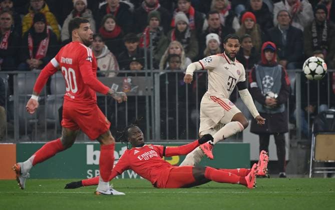 06.11.2024, xjrdrx, Fussball UEFA Champions League, FC Bayern Muenchen - Benfica Lissabon emspor, v.l. Serge Gnabry (FC Bayern Muenchen) (DFL DFB REGULATIONS PROHIBIT ANY USE OF PHOTOGRAPHS as IMAGE SEQUENCES and or QUASI-VIDEO) Muenchen