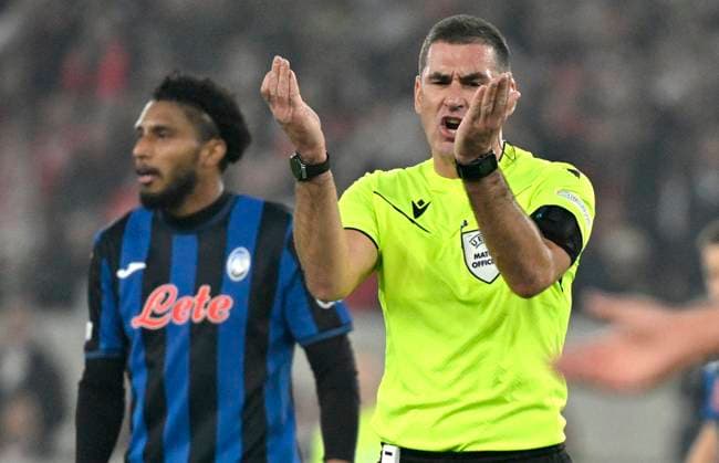 Schiedsrichter Referee Rade Obrenovic (SVN) Gestik Geste Ball kein Foul Ederson Atalanta BC Bergamo (13) Champions League VfB Stuttgart vs Atalanta BC Bergamo 05.11.2024 DFL REGULATIONS PROHIBIT ANY USE OF PHOTOGRAPHS AS IMAGE SEQUENCES AND OR QUASI-VIDEO Champions League VfB Stuttgart vs Atalanta BC Bergamo