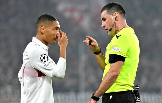Schiedsrichter Referee Rade Obrenovic (SVN) Gestik Geste im Gespraech Diskussion mit Enzo Millot VfB Stuttgart (08) Champions League VfB Stuttgart vs Atalanta BC Bergamo 05.11.2024 DFL REGULATIONS PROHIBIT ANY USE OF PHOTOGRAPHS AS IMAGE SEQUENCES AND OR QUASI-VIDEO Champions League VfB Stuttgart vs Atalanta BC Bergamo