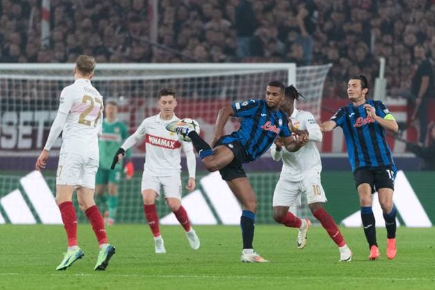 v.li. Angelo Stiller (VfB Stuttgart, 06), Isak Hien (Atalanta Bergamo, 04), El Bilal Toure (VfB Stuttgart, 10) GER, VfB Stuttgart vs. Atalanta Bergamo, Fussball, Herren, UEFA Champions League, 4. Spieltag, Spielzeit 2024 2025, 06.11.2024, GER, VfB Stuttgart vs. Atalanta Bergamo, Fussball, Herren, UEFA Champions League, 4. Spieltag, Spielzeit 2024 2025, 06.11.2024 Stuttgart Copyright: xEibner-Pressefoto WolfgangxFrankx EP_WFK