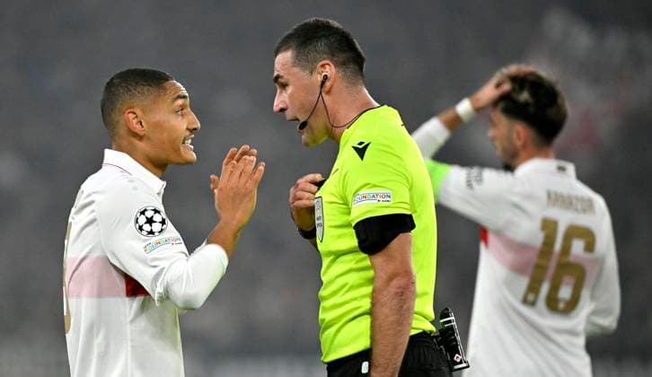 Schiedsrichter Referee Rade Obrenovic (SVN) Gestik Geste im Gespraech Diskussion mit Enzo Millot VfB Stuttgart (08) Atakan Karazor VfB Stuttgart (16) Champions League VfB Stuttgart vs Atalanta BC Bergamo 05.11.2024 DFL REGULATIONS PROHIBIT ANY USE OF PHOTOGRAPHS AS IMAGE SEQUENCES AND OR QUASI-VIDEO Champions League VfB Stuttgart vs Atalanta BC Bergamo