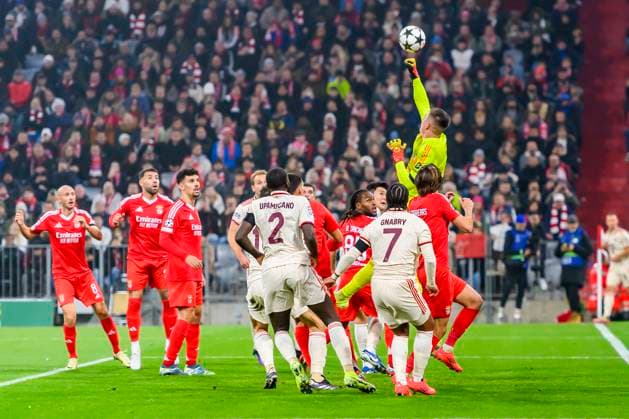 GER, UEFA CL, FC Bayern Muenchen (GER) vs Benfica Lissabon (PRT) 06.11.2024, Allianz Arena, Muenchen, GER, UEFA CL, FC Bayern Muenchen (GER) vs Benfica Lissabon (PRT), UEFA regulations prohibit any use of photographs as image sequences and or quasi-video, im Bild Anatolij Trubin (Benfica 1) rettet vor Dayot Upamecano (FCB 2) Serge Gnabry (FCB 7)