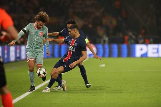 PHOTOPQR LE PARISIEN Olivier Lejeune ; ; 06 11 2024 ; À l occasion de la quatrième journée de Ligue des Champions, le Paris Saint-Germain reçoit l Atlético Madrid ce mercredi 6 novembre 2024 au Parc des Princes. PH : O.Lejeune Antoine Griezmann, Marquinhos et Achraf Hakimi