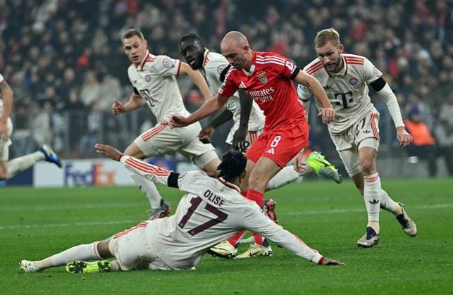 06.11.2024, xjrdrx, Fussball UEFA Champions League, FC Bayern Muenchen - Benfica Lissabon emspor, v.l. Joshua Kimmich (FC Bayern Muenchen), Frederik Aursnes (Benfica Lissabon), Michael Olise (FC Bayern Muenchen), Dayot Upamecano (FC Bayern Muenchen), Konrad Laimer (FC Bayern Muenchen) (DFL DFB REGULATIONS PROHIBIT ANY USE OF PHOTOGRAPHS as IMAGE SEQUENCES and or QUASI-VIDEO) Muenchen