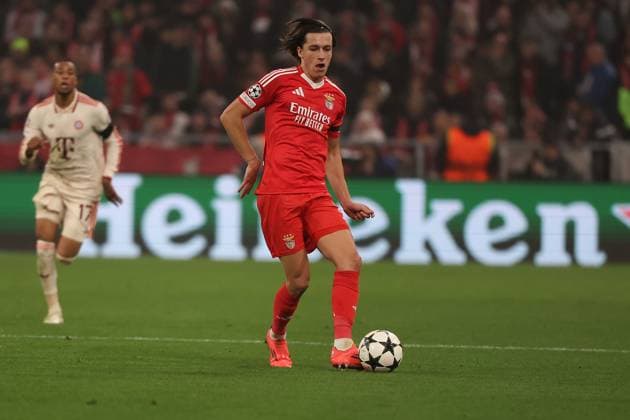 München, Alianz Arena UEFA Champions League 2024 25 am 6.11.2024 Spieltag 4 FC Bayern München - SL Benfica v.l., Alvaro Fernandez Carreras (S.L.Benfica) am Ball, Freisteller, Einzelbild, Ganzkörper, Aktion, Action, Spielszene (DFL DFB REGULATIONS PROHIBIT ANY USE OF PHOTOGRAPHS as IMAGE SEQUENCES and or QUASI-VIDEO) Copyright: JoaquimxFerreira