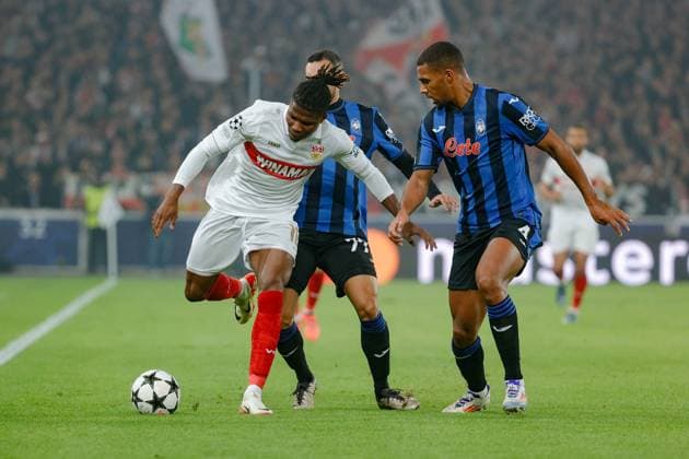 06.11.2024, Deutschland, Stuttgart, Fußball Champions League, VfB Stuttgart vs. Atalanta Bergamo, v.l. El Bilal Toure (VfB) Davice Zappacosta (Bergamo) Isak Hien (Bergamo) Gemäß den Vorgaben der DFL Deutschen Fu?ball Liga ist es untersagt, in dem Stadion und oder vom Spiel angefertigte Fotoaufnahmen in Form von Sequenzbildern und oder videoähnlichen Fotostrecken zu verwerten bzw. verwerten zu lassen.