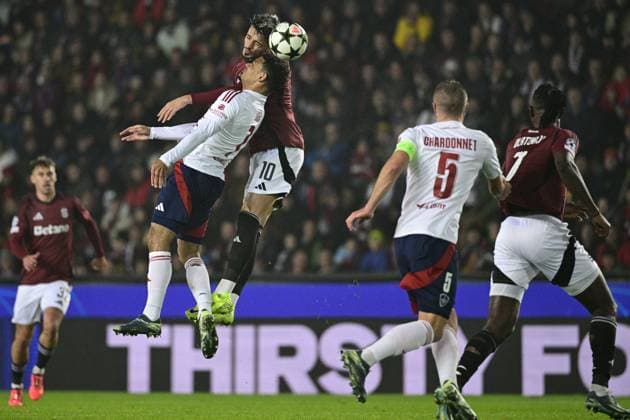From left Kenny Lala of Brest and Albion Rrahmani of Sparta in action during the Football Champions League 4th round match Sparta Prague vs Stade Brestois in Prague, Czech Republic, November 6, 2024. (CTKxPhoto VitxSimanek) CTKPhotoP2024110612032  CTKPhotoP2024110612032