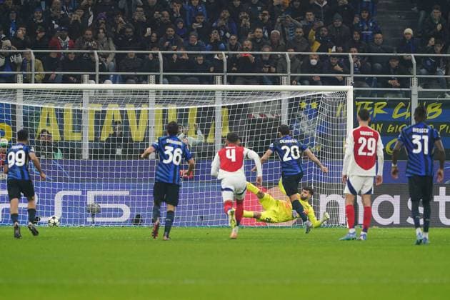 Hakan Ã?alhanoglu of Inter Milan scores the opening goal from the penalty spot Inter Milan v Arsenal, UEFA Champions League, Group Stage, Football, San Siro Stadium, Milan, Italy - 06 Nov 2024 EDITORIAL USE ONLY No use with unauthorised audio, video, data, fixture lists, club league logos or live services. Online in-match use limited to 120 images, no video emulation. No use in betting, games or single club league player publications.  Copyright: xRemotePhotoPress Shutterstockx 14873845at