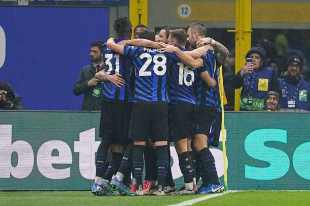 Hakan Ã?alhanoglu of Inter Milan celebrates scoring the opening goal for their side with their teammates Inter Milan v Arsenal, UEFA Champions League, Group Stage, Football, San Siro Stadium, Milan, Italy - 06 Nov 2024 EDITORIAL USE ONLY No use with unauthorised audio, video, data, fixture lists, club league logos or live services. Online in-match use limited to 120 images, no video emulation. No use in betting, games or single club league player publications.  Copyright: xRemotePhotoPress Shutterstockx 14873845ar