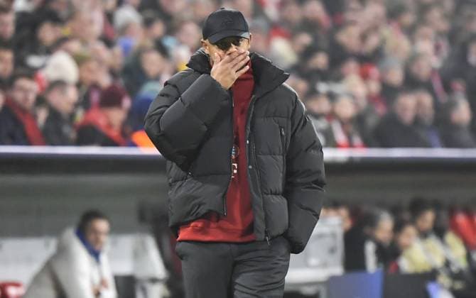 06.11.2024, xemx, Fussball UEFA Champions League, FC Bayern Muenchen - Benfica Lissabon emspor, v.l. Cheftrainer Vincent Kompany (FC Bayern Muenchen) gibt Anweisungen, gestikuliert mit den Armen, gesticulate, gives instructions (DFL DFB REGULATIONS PROHIBIT ANY USE OF PHOTOGRAPHS as IMAGE SEQUENCES and or QUASI-VIDEO) Muenchen