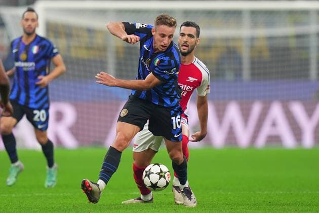 Inter Milan s Davide Frattesi fight for the ball with Arsenal s Mikel Merino .during the Uefa Champions League soccer match between Inter and Arsenal a at the San Siro Stadium in Milan, north Italy - Wednesday , November 6 , 2024. - Soccer .  Copyright: xSpada LaPressex